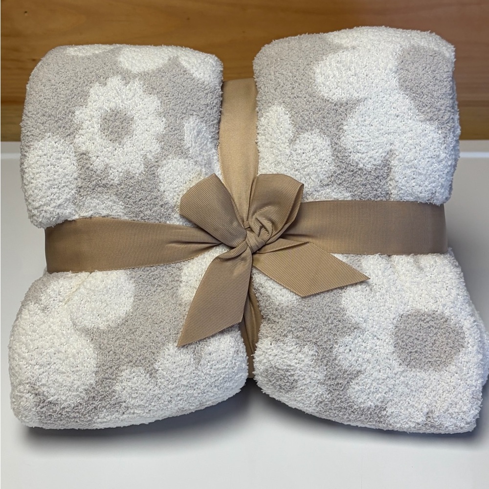 Cozy Gray and White Daisy Floral Print Throw Blanket.